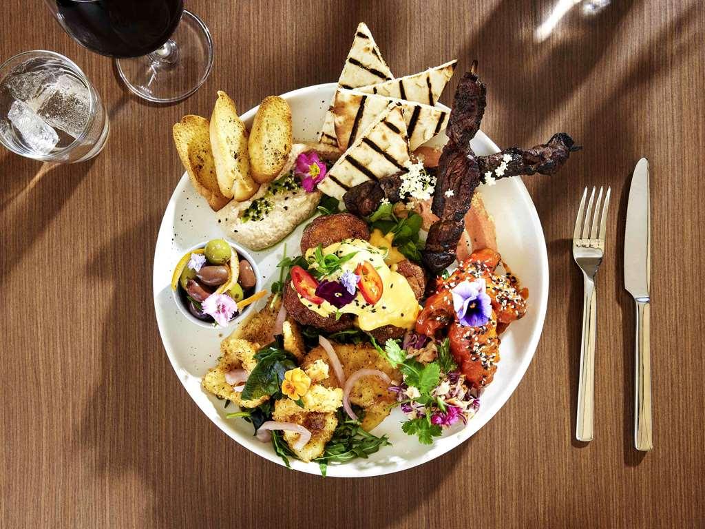 Desert Gardens Hotel Ayers Rock Restaurant photo
