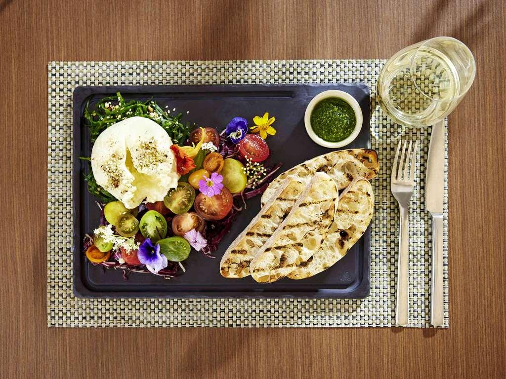 Desert Gardens Hotel Ayers Rock Restaurant photo