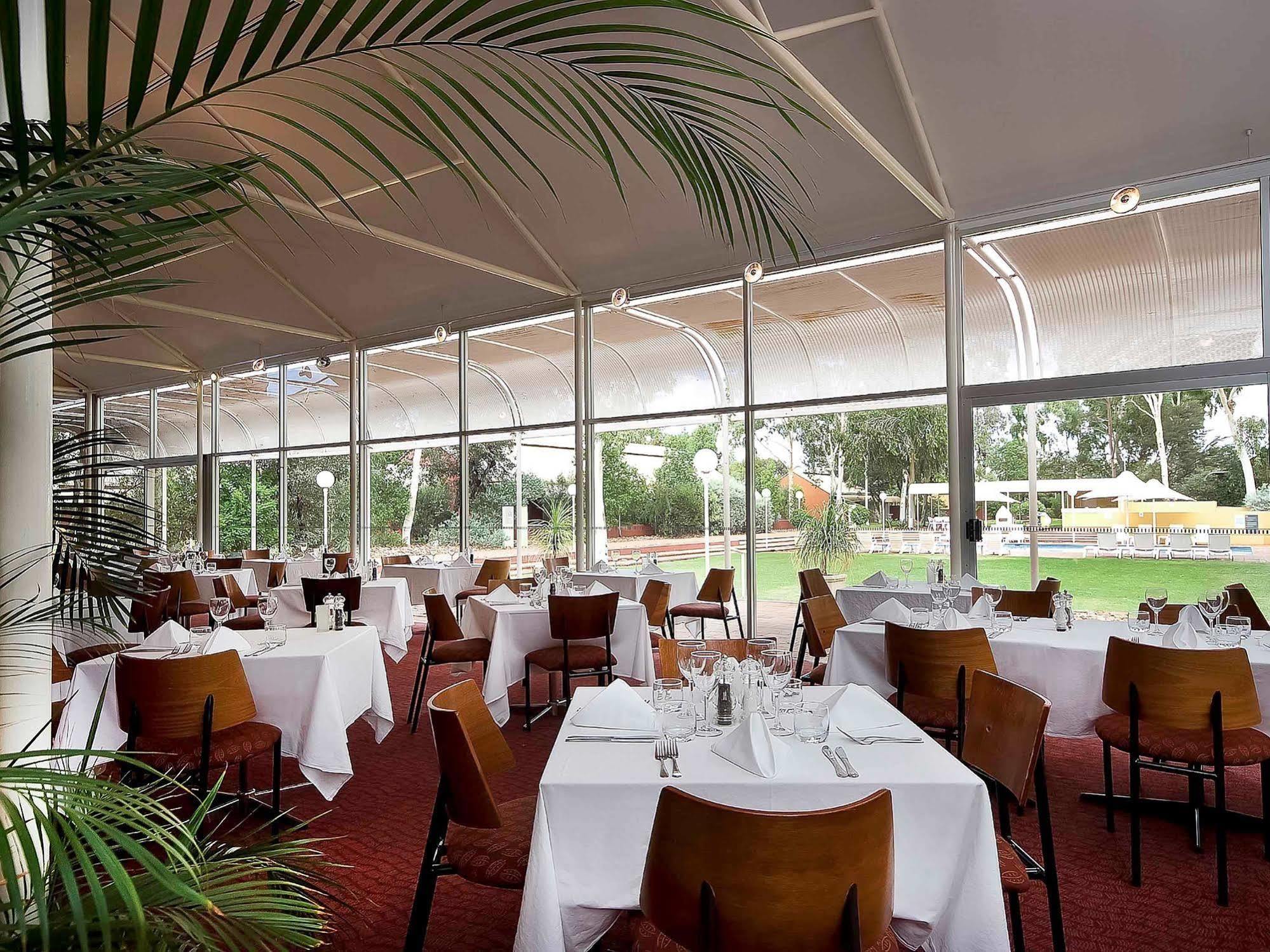 Desert Gardens Hotel Ayers Rock Restaurant photo